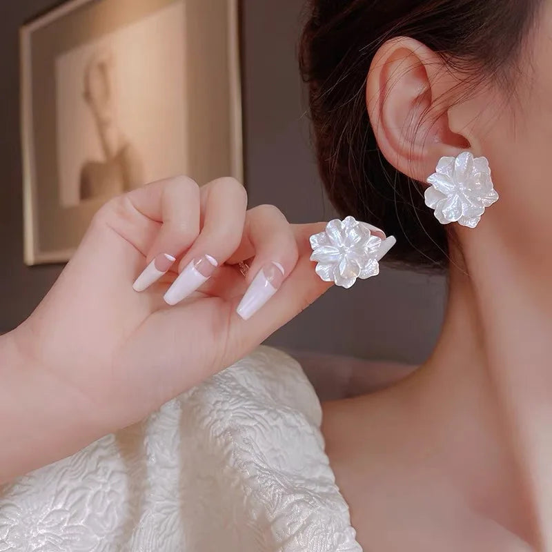 Shell Flower Pearl Hoop Earrings